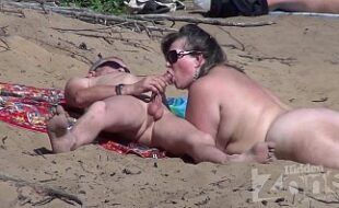Familia na praia de nudismo